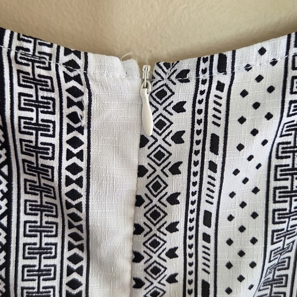 Jealous Tomato | Black & White Print Short Split Sleeve Romper Size Small - Picture 5 of 6